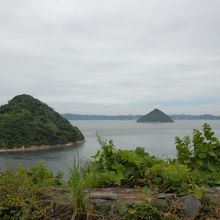 五色台の北端にある大崎の鼻からは大槌島や小槌島が見える