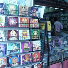 CDショップにはｸﾗｼｯｸなﾋﾝﾃﾞｨｰmusicが揃ってい