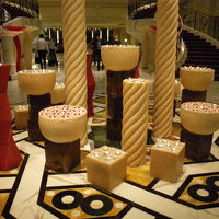 エントランス。夜はキャンドルの飾り。あまりきれいではない。