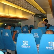 リニアモーターカーの車内★