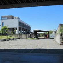 研究棟のような施設。見学はできません。