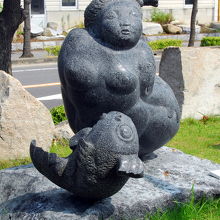 庵治石で作られた魚の彫刻　ストーンミュージアム
