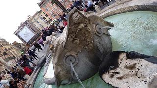 スペイン階段の下にある噴水