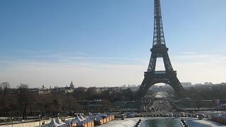 エッフェル塔をバックに、クリスマスマーケットを楽しむ