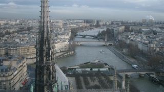 ノートル・ダム寺院では屋根にもぼってください。パリが一望できます。