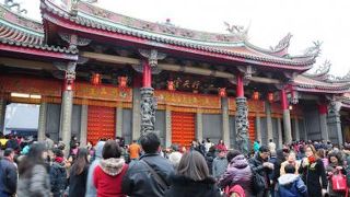 旧正月は参拝客で混み合う…