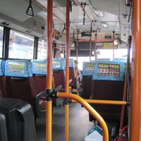 運転手さん横にある箱にお金を入れると手渡しでおつりをくれる