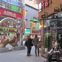 このモニュメントを曲がるとホテルです