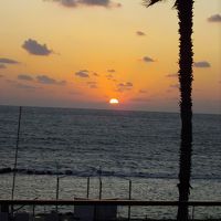 チェックイン時、フロント前から夕日が見えました。