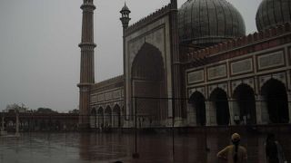 首都デリーのど真ん中にあるイスラム寺院