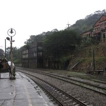 終点の青桐（チントン）駅は、石炭の積み出し施設が残る