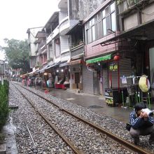 十分駅近く。一応「線路に入るな」とあるんですが・・・