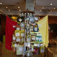 ロビーには外国人のおみやげやお金がぶらさげられた飾り付けも。