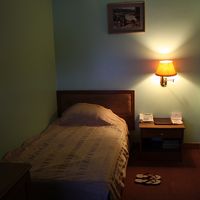 シングルルームは日本のビジネスホテル並み。外は見えません。