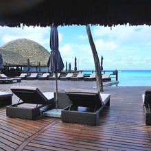 店内から外を望む