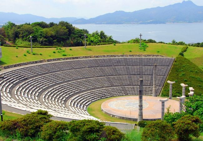 演目が無い時でも白い石の神殿のようなテアトロンは見ごたえ十分