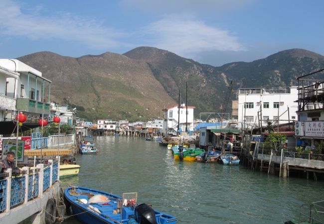 水上家屋に、遠くに見える山。ある意味、絶景です。