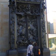 ロダンの彫刻作品は中にもあります