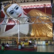 ミャンマーでいちばん色っぽい寝仏？参拝者も仏女ばかり（笑）。