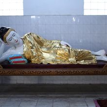 建物の一角にはミニ寝仏も。こっちも法衣が金ピカです。