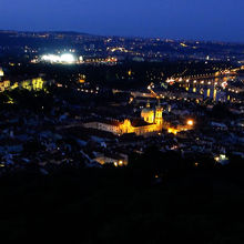 プラハ城のイルミネーションが美しいプラハの夜景