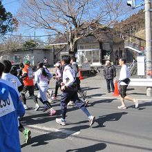 青梅マラソンのランナーが宮ノ平駅前を通過します。
