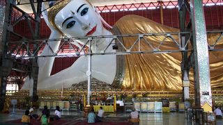 まつ毛が長く肌つやのいい巨大な色っぽい寝仏に圧倒？チャウッタージー・パヤー