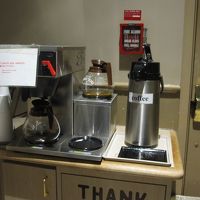 フロント奥に無料コーヒー、お茶あり便利です。