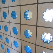 1つ前の写真の2階部分の穴が開いた所をアップで。　こんな模様