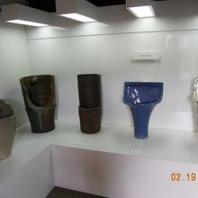 形や色も様々な小便器たち