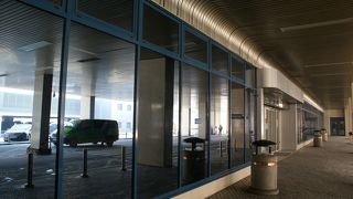 両替は到着ロビーから少し離れた場所に