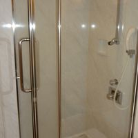 シャワールームはガラス張り