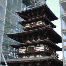 塔全体を覆う素屋根の設置工事が始まりました。