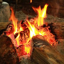 守られてきた囲炉裏の火