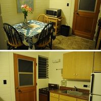 部屋の入口とキッチン部分。一通りの器具は揃っています。