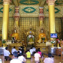 仏像の前ではたくさんの仏女たちが祈りを捧げています。