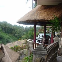 峡谷に向かってレストランは立っています。