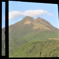 部屋の窓から見える由布岳