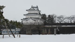 新発田城は冬期は閉門されていて、中にははいれません