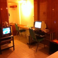 割と広めの部屋ですがテーブルに座るとテレビが見れません。