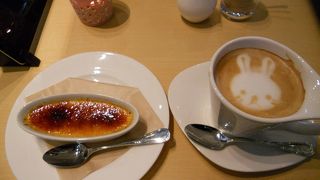 仙台駅すぐ近くの、おしゃれなレストラン街、EDENの中にある、天井の高いカフェ。