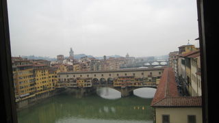 ウフィツィ美術館から見たヴェッキオ橋