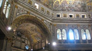 洗礼堂入口の扉