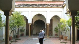 プチアルハンブラ宮殿がある