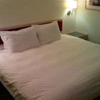 一人で寝るにはでかすぎるキングサイズのベッド