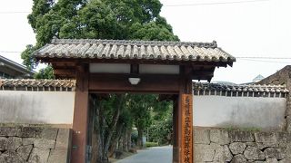 城門の中の高校