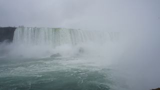 滝の後ろ側に入れます。