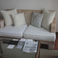 ソファ固めです