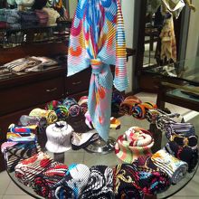 スカーフも色々なデザイン、大きさ、柄です