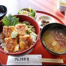 メニューの写真の松島穴子丼とは随分穴子の大きさが違った…